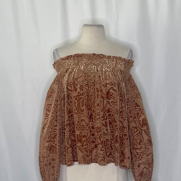 NWT!! FREE PEOPLE A Little Twist Off Shoulder Velvet Top Blouse Gold Brown Small - Picture 4 of 16